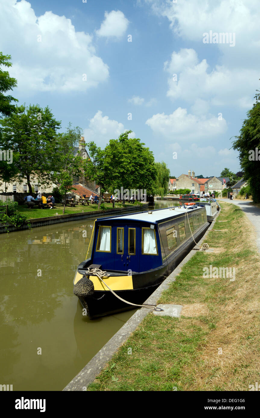 Schmale Boot auf Kennet und Avon Kanal, Bradford on Avon, Wiltshire, England. Stockfoto