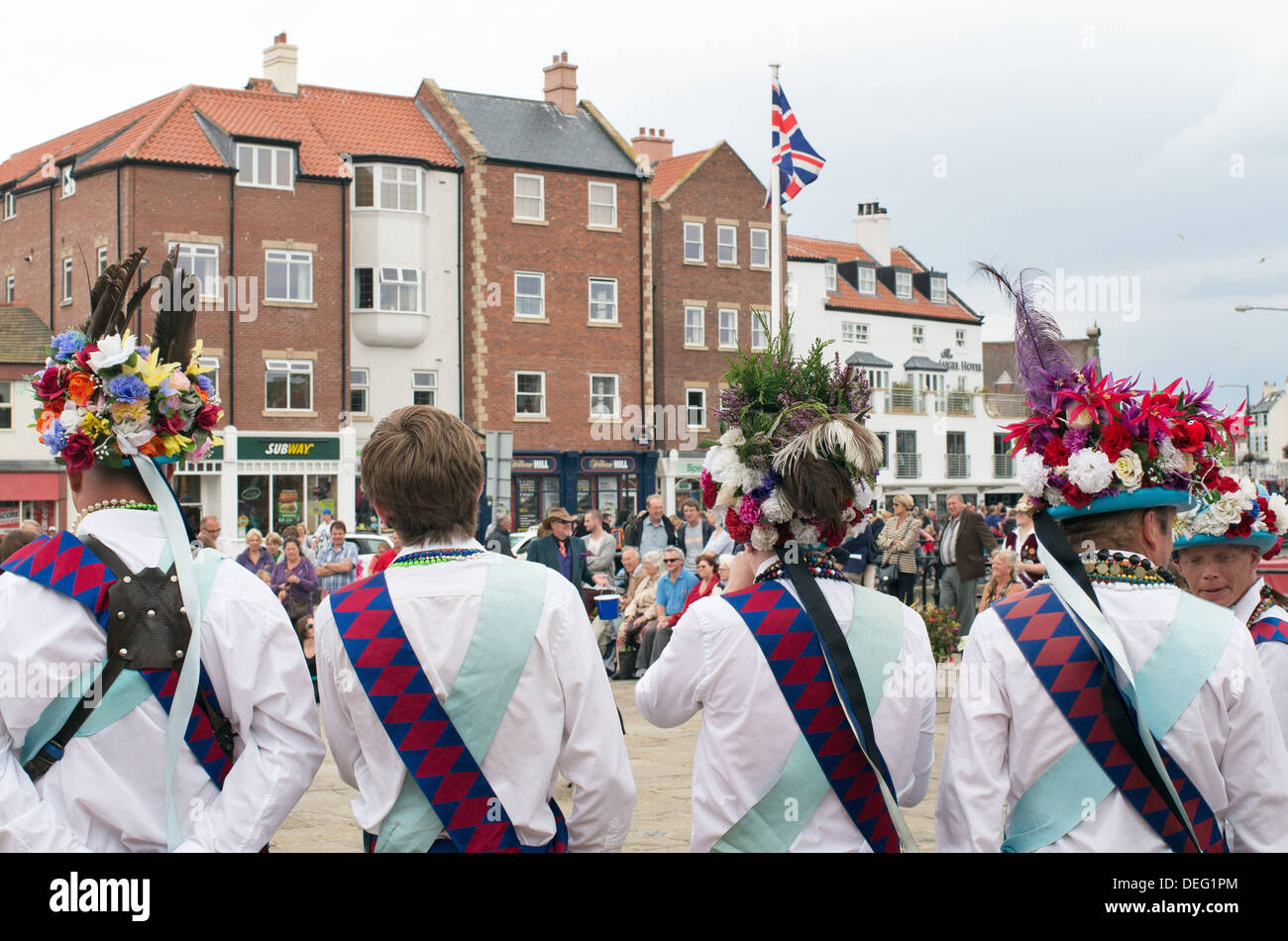 Morris Dancers in floralen Hüte Whitby Folk Week, Yorkshire, England, Großbritannien Stockfoto
