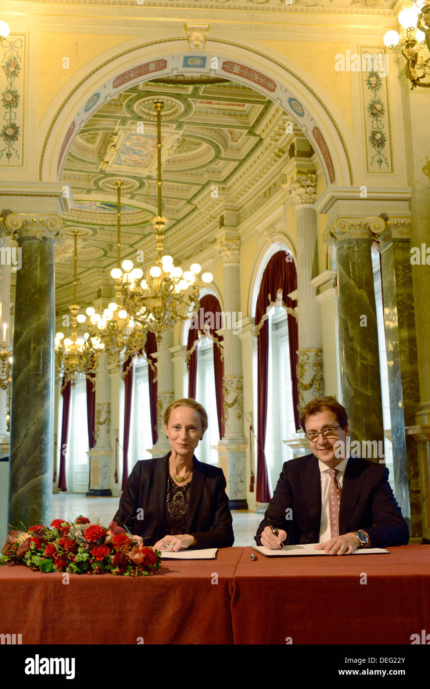 Der neue Direktor der Semperoper Serge Dorny (R) unterschreibt seinen Vertrag neben Sabine von Schorlemer, Minister für Kunst (parteilos) in Dresden, Deutschland, 17. September 2013. Foto: Matthias Creutziger (Achtung: redaktionelle Nutzung nur durch Matthias Creutziger) Stockfoto