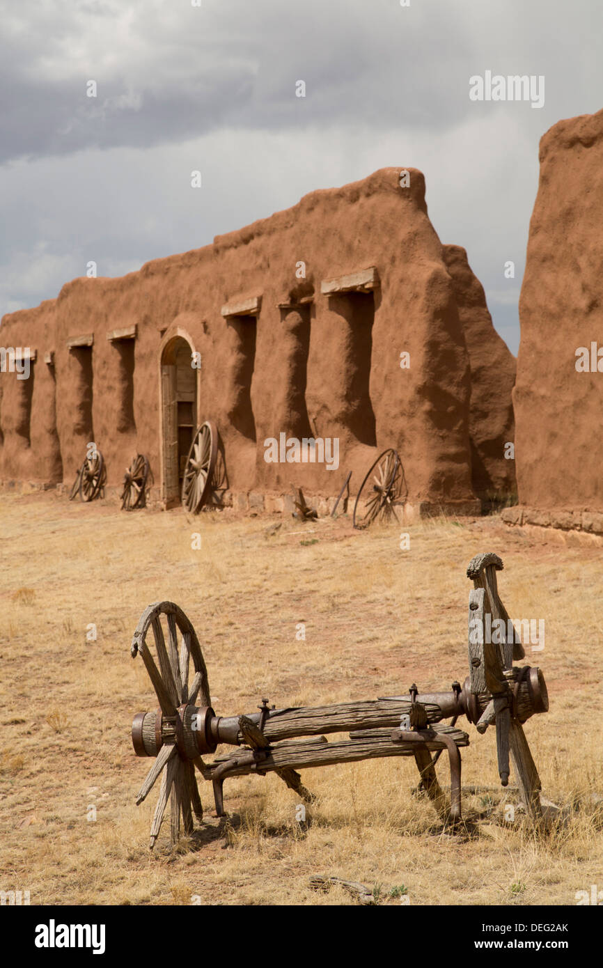 Alte Wagenräder mit Resten von Fort Union hinter Fort Union National Monument, New Mexico, Vereinigte Staaten von Amerika Stockfoto