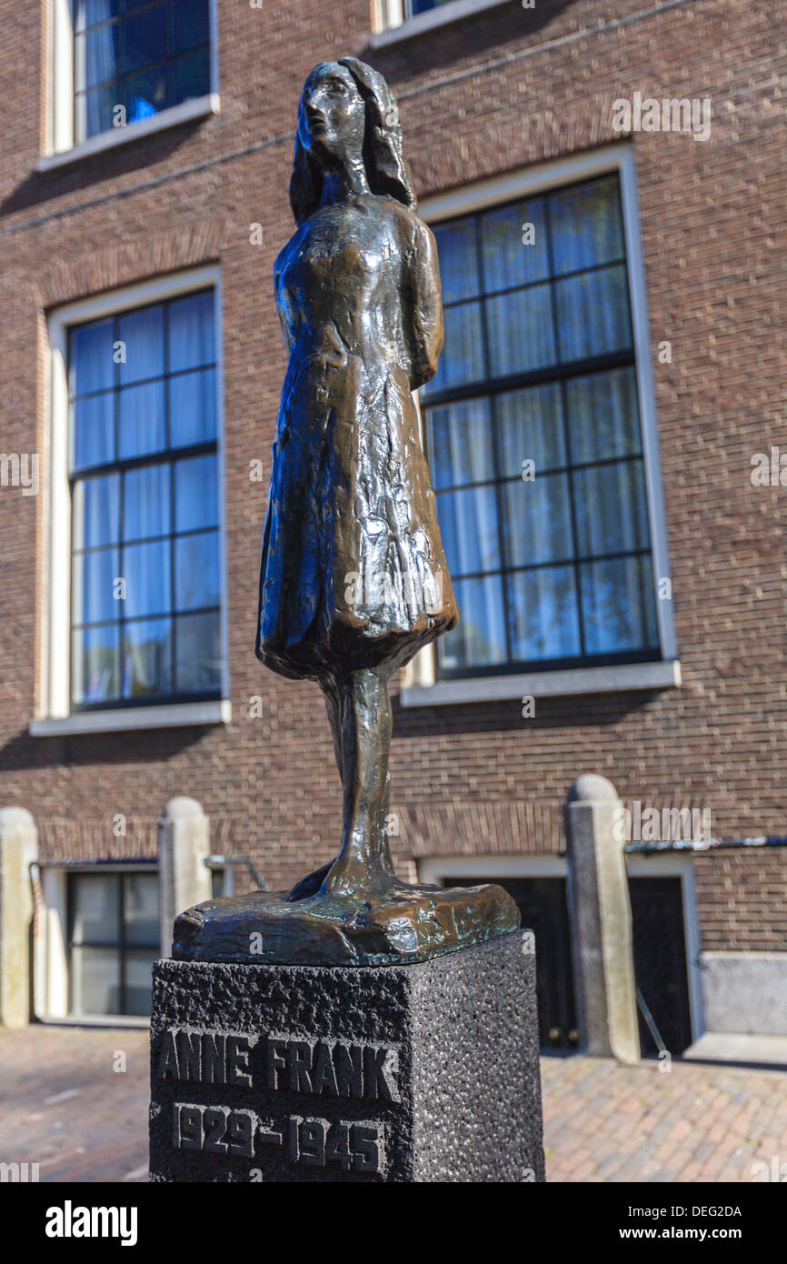 Statue von Anne Frank außerhalb Westerkerk, in der Nähe von ihrem Haus, Amsterdam, Niederlande, Europa Stockfoto