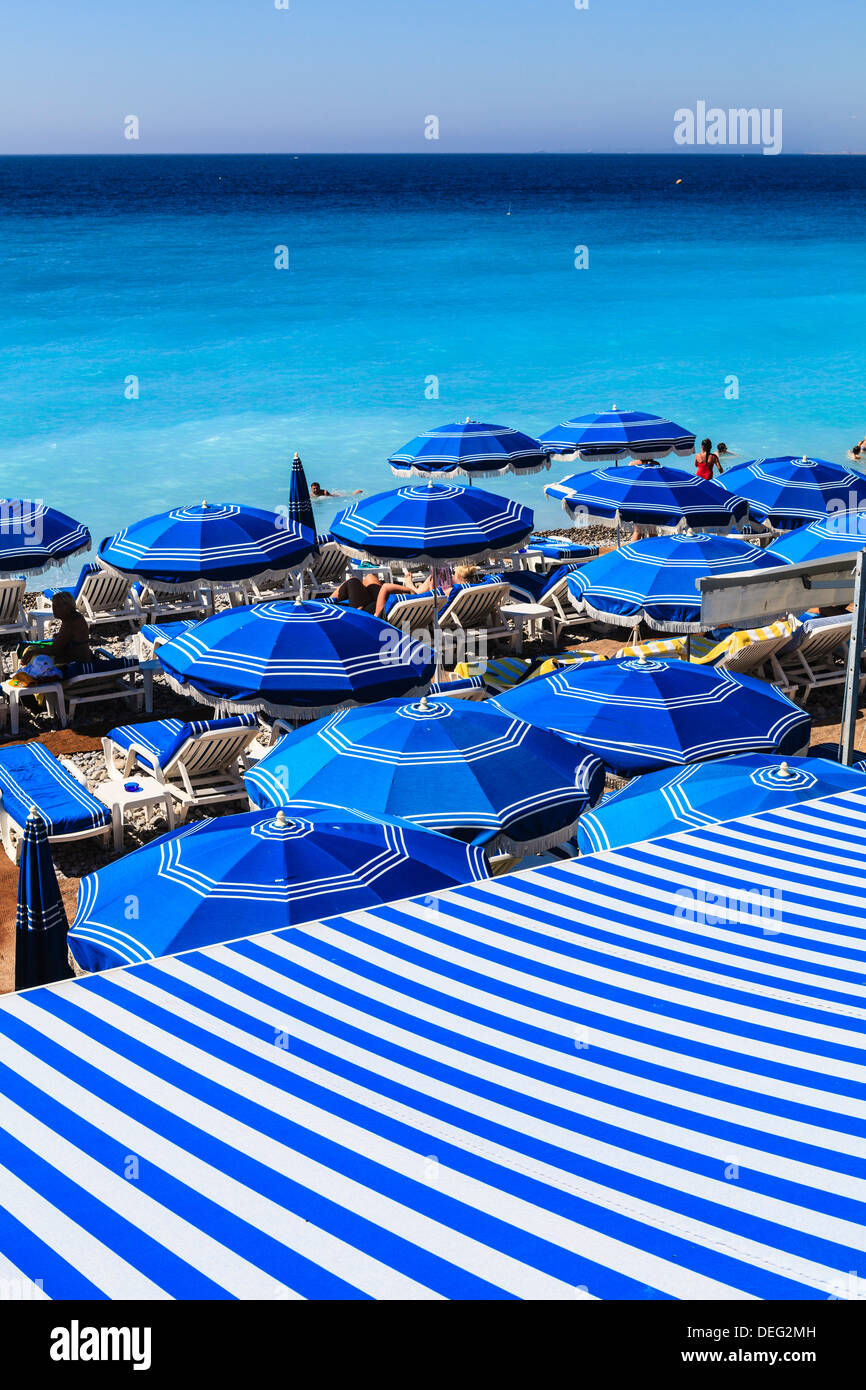 Strand Sonnenschirme, Nizza, Alpes Maritimes, Provence, Cote d ' Azur, Côte d ' Azur, Frankreich Stockfoto