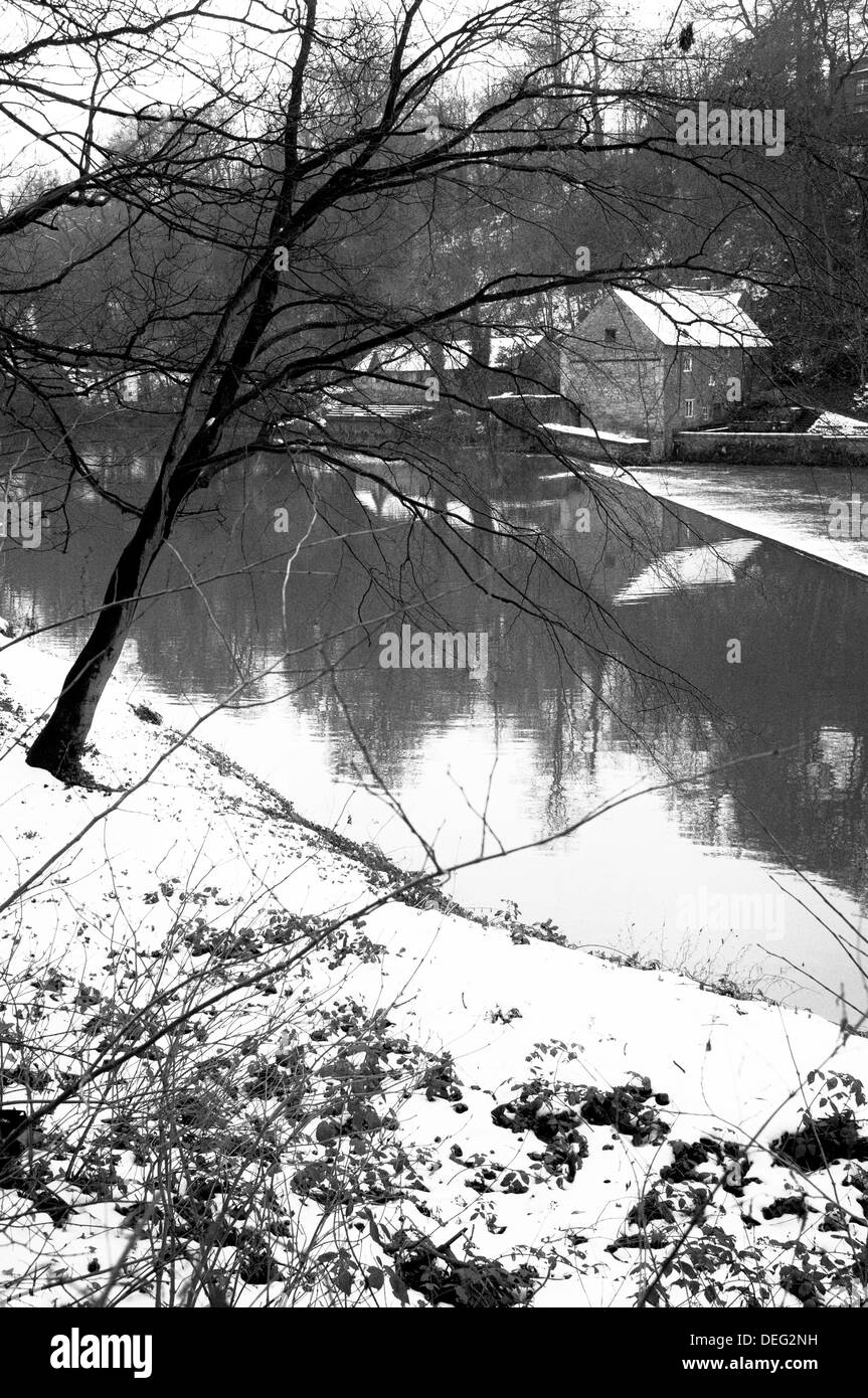 Verschneiten Fußweg entlang des Flusses tragen in Durham, England. WInter 2012/13. Stockfoto