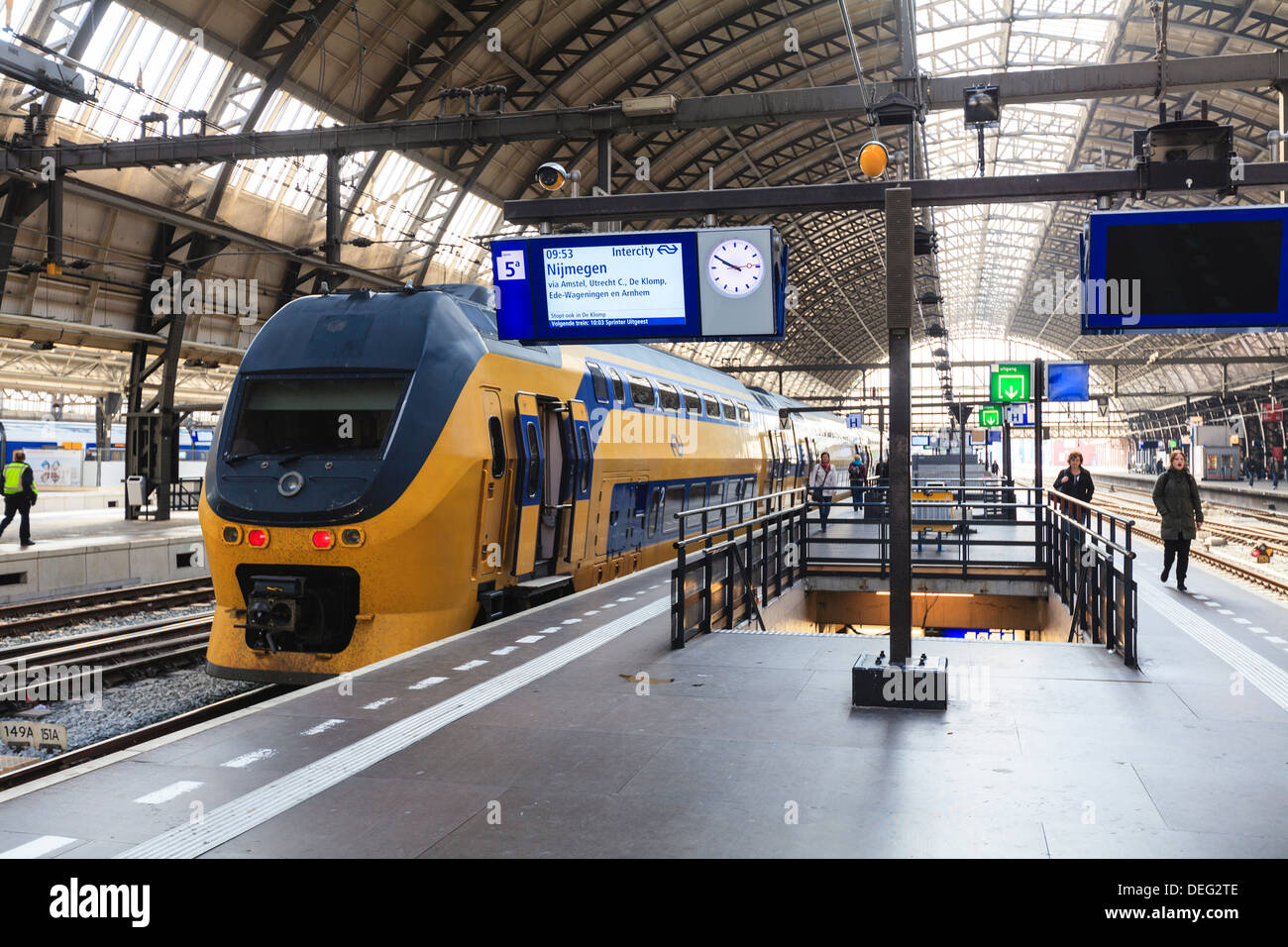 Intercity Zug in einer Plattform am Hauptbahnhof, Amsterdam, Niederlande, Europa Stockfoto