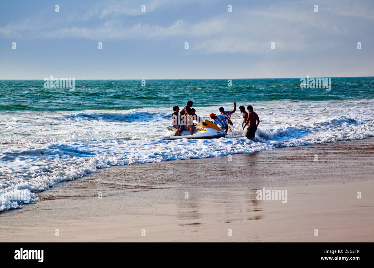 Touristen, Jet-Boot am Strand, Reiten Candolim, Bardez, Nord-Goa, Goa, Indien Stockfoto