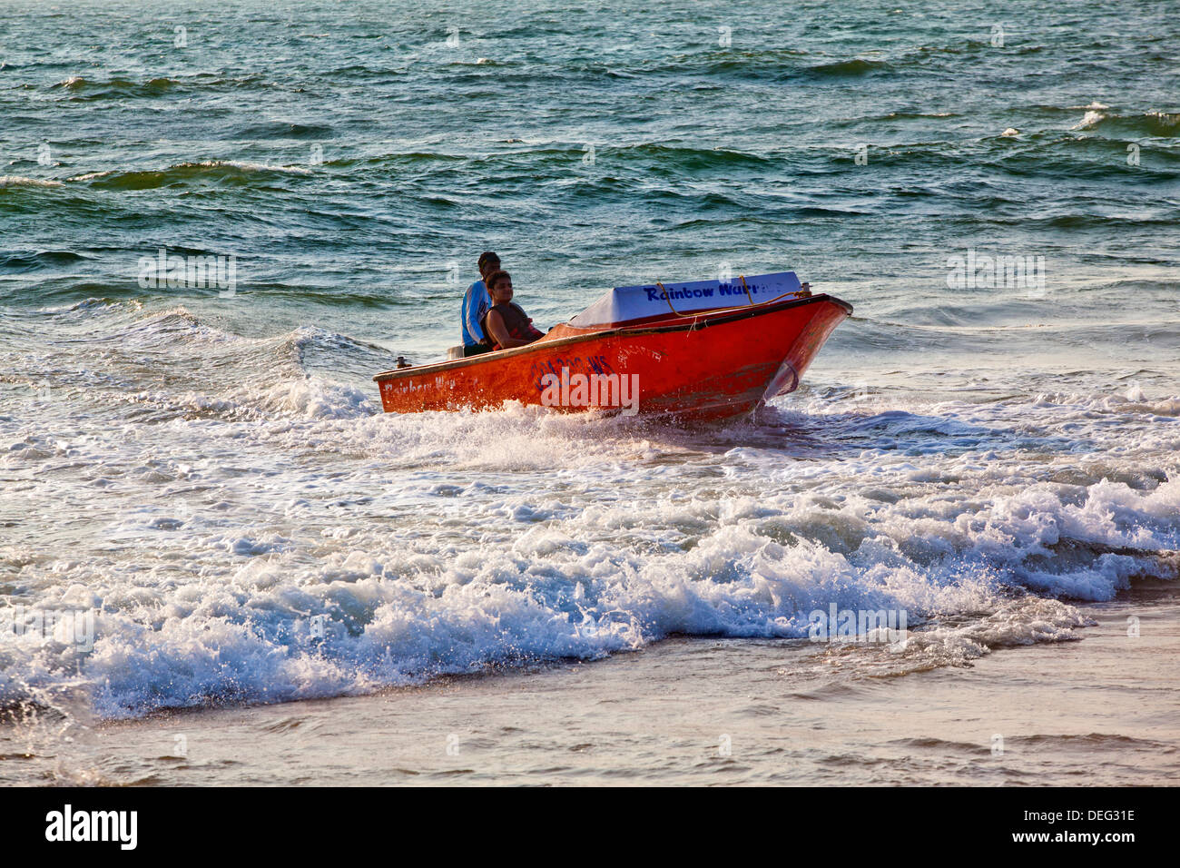 Touristen fahren Motorboot im Meer, Candolim, Bardez, Nord-Goa, Goa, Indien Stockfoto