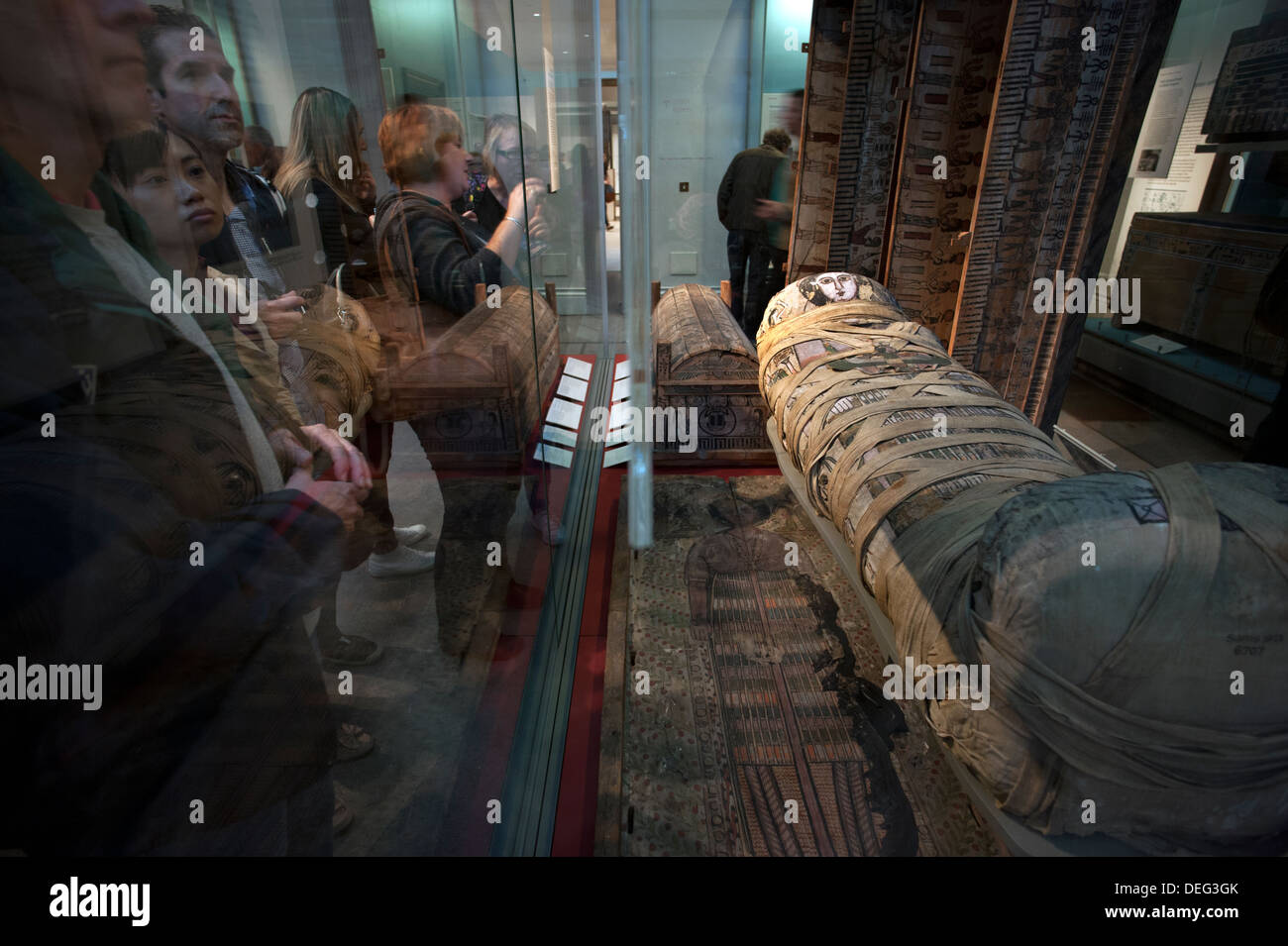 British Museum, London, England. 9-2013 Besucher genießen die Displays von Mumien in den ägyptischen Galerien. Stockfoto