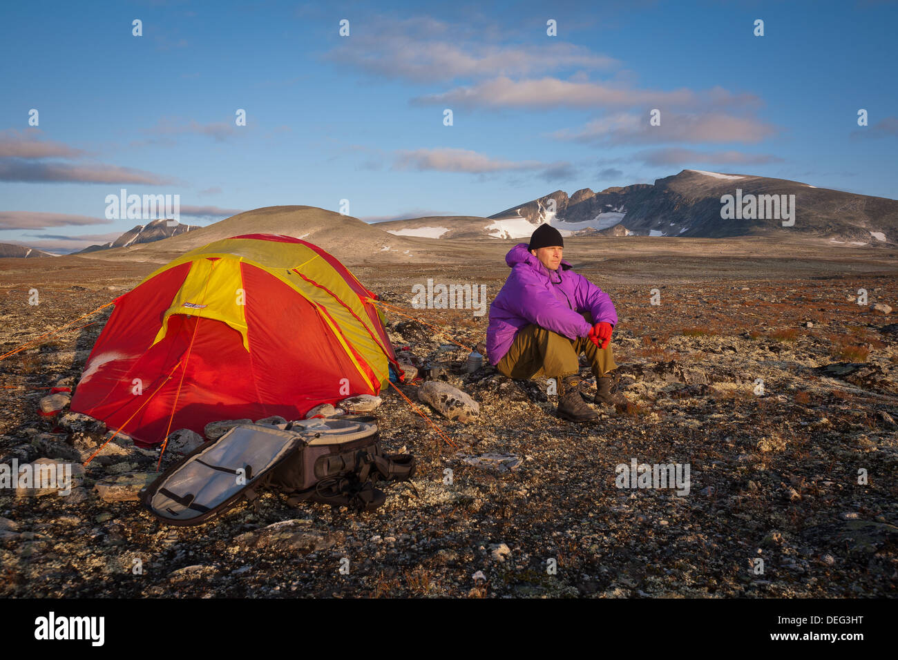 Outdoor-Fotograf Øyvind Martinsen außerhalb seines Zeltes im Dovrefjell Nationalpark, Dovre, Norwegen. Stockfoto
