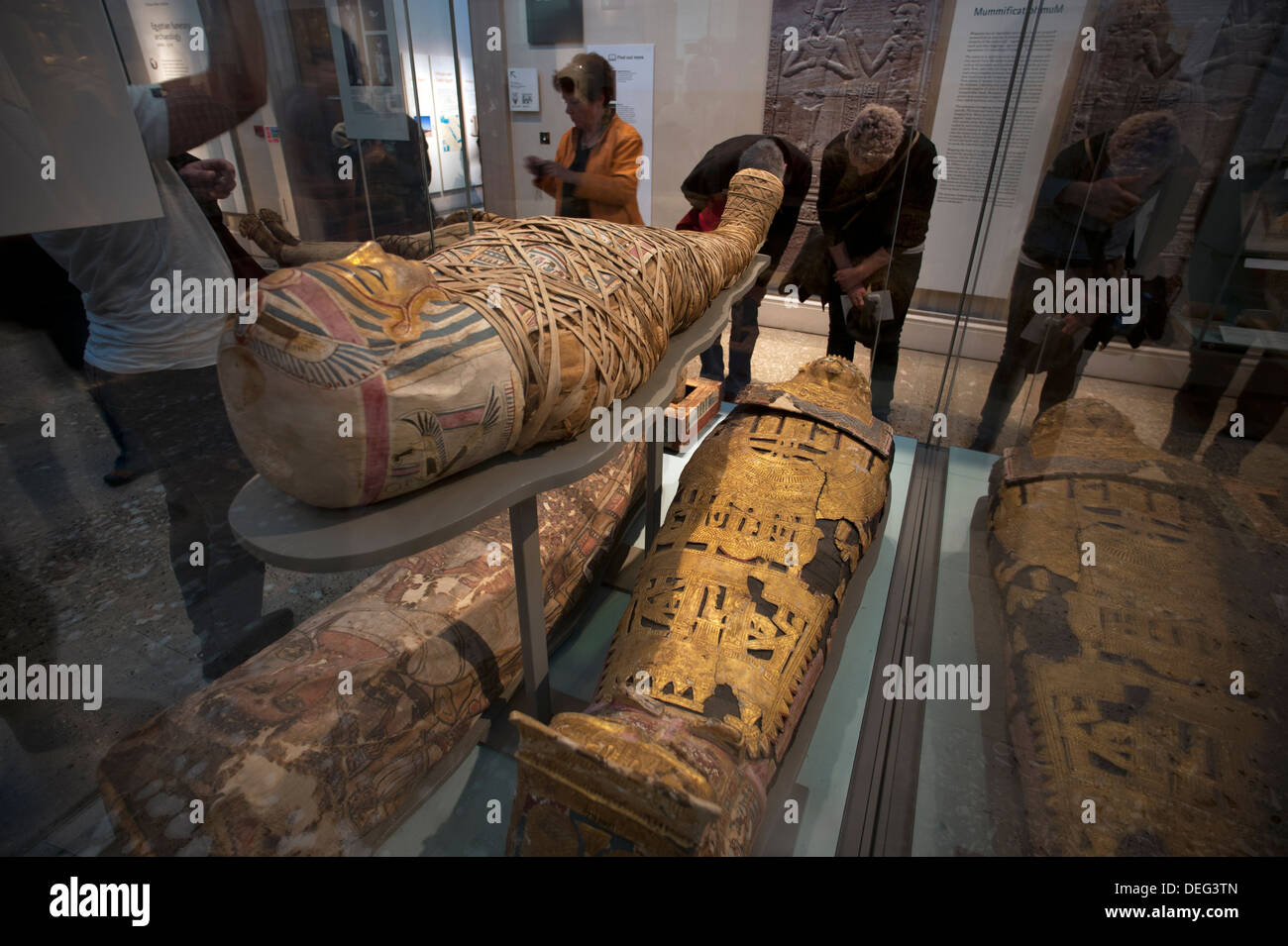 British Museum, London, England. 9-2013 Besucher genießen die Displays von Mumien in den ägyptischen Galerien. Stockfoto