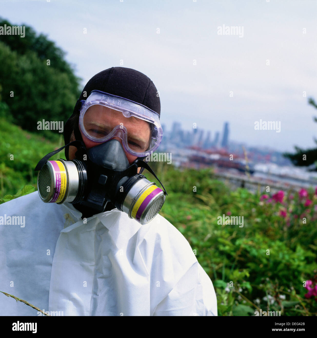 Mann trägt eine Atemmaske für organische Dämpfe wie Asbest, Staub und  Feinstaub Aerosole Stockfotografie - Alamy