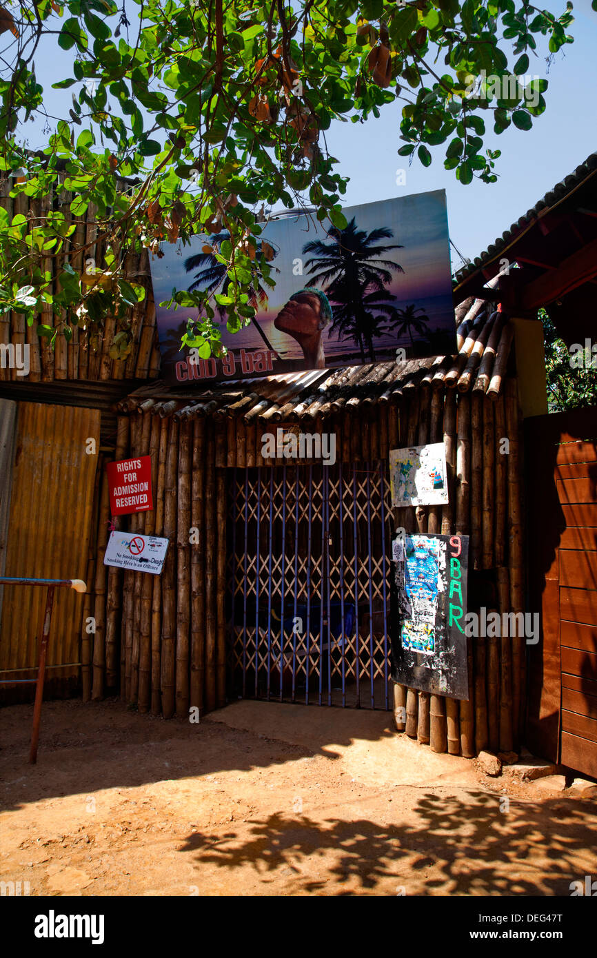 Eingang eines Balkens, Club 9 Bar, Sunset Point, wenig Vagator Beach, Vagator, Bardez, Nord-Goa, Goa, Indien Stockfoto