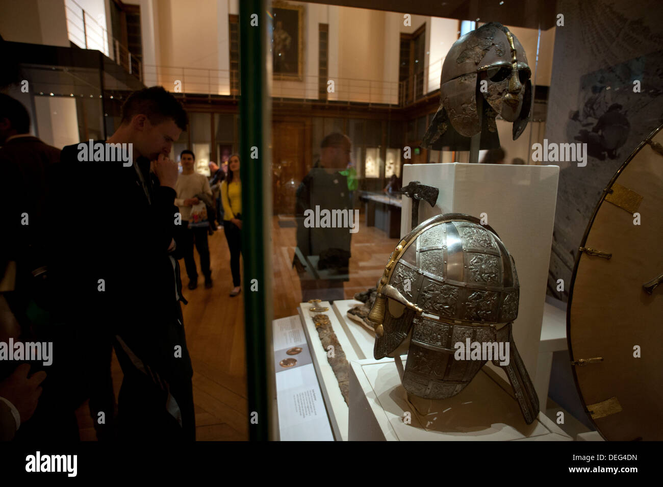 Das British Museum, London, England. 9-2013 Sutton Hoo Anglo Saxon Replica Helm im Vordergrund mit Resten des Originals Stockfoto