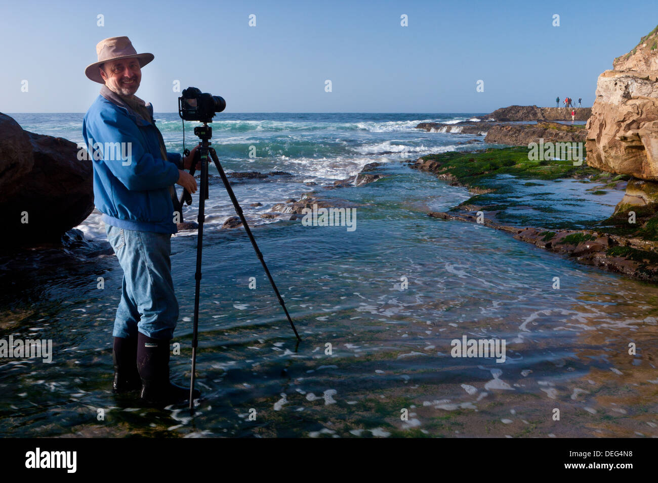 National Geographic Fotografen Frans Lanting bei der Arbeit an der Küste von Kalifornien. Stockfoto