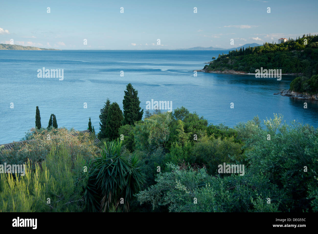 Ein Blick auf die Küste von Nordosten Korfu und das Ionische Meer in der Nähe von Agios Stefanos, Korfu, griechische Inseln, Griechenland, Europa Stockfoto