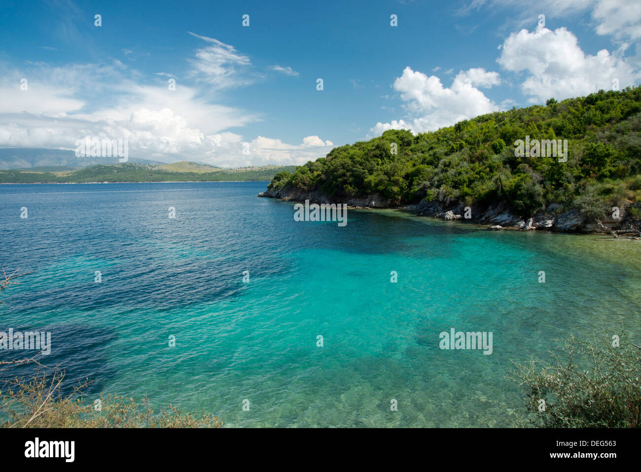 Eine kleine Bucht in der Nähe der Stadt Agios Stefanos auf der nordöstlichen Küste von Korfu, Ionische Inseln, griechische Inseln, Griechenland, Europa Stockfoto