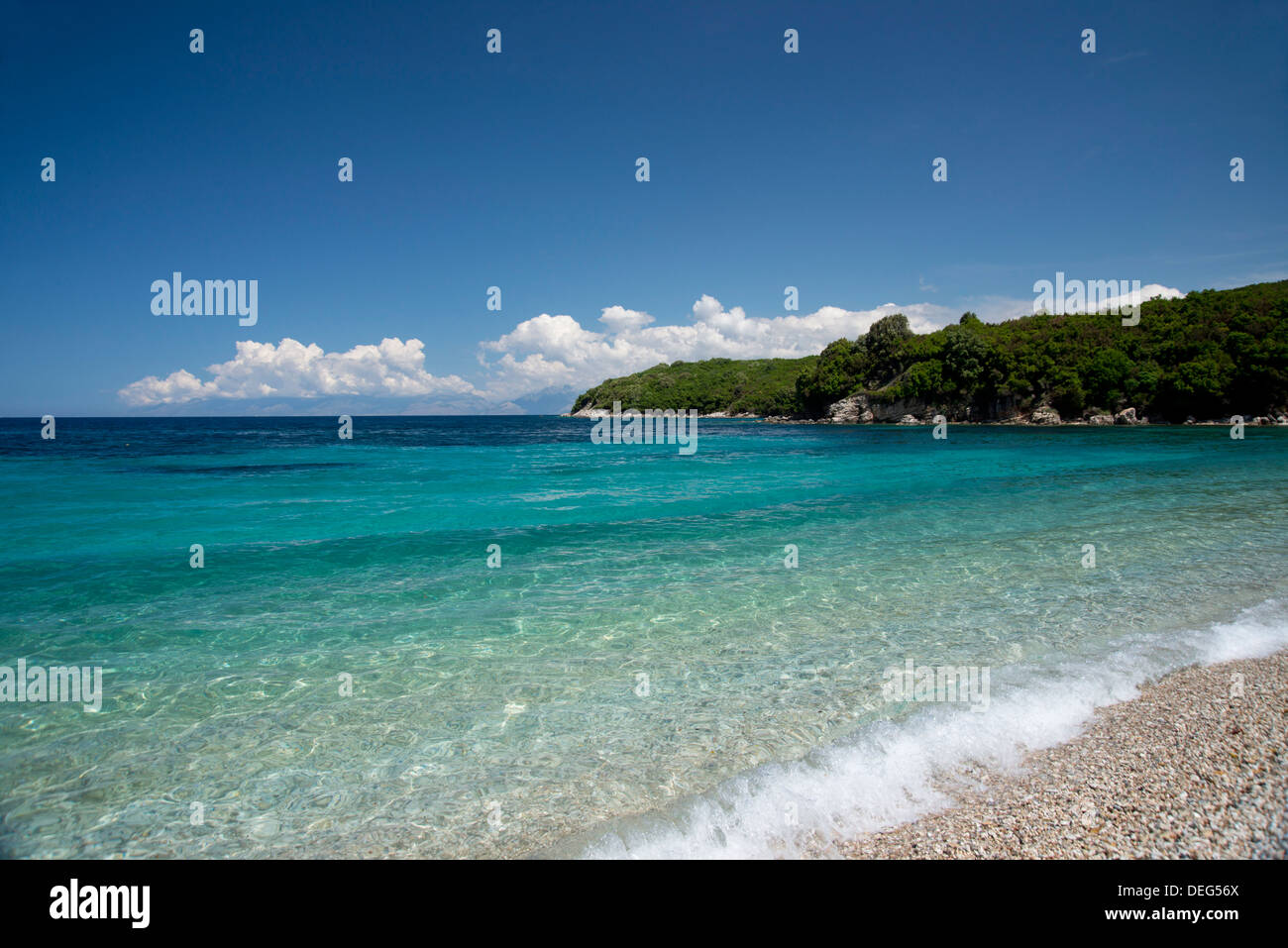 Avlaki Beach an der nordöstlichen Küste von Korfu in der Nähe der Stadt Cassiopi, Korfu, Ionische Inseln, griechische Inseln, Griechenland Stockfoto