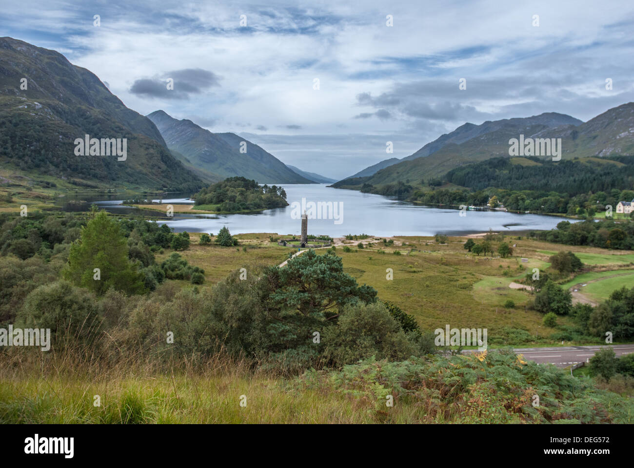 Mit dem Glenfinnan Monument im Vordergrund unten Loch Shiel anzeigen Stockfoto