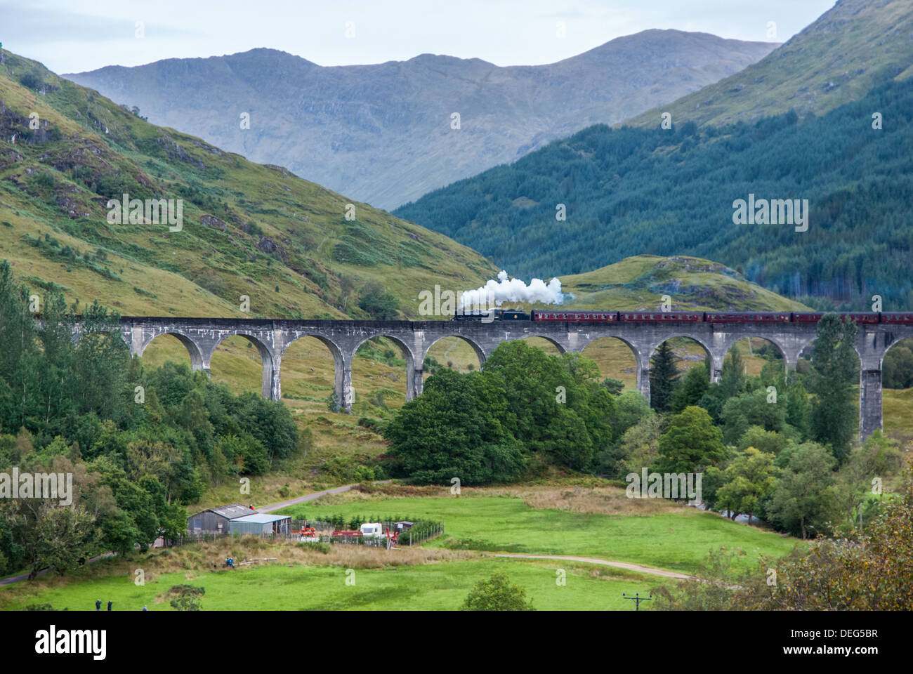 Die Jacobite Steam express überquert das Glenfinnan-Viadukt Stockfoto