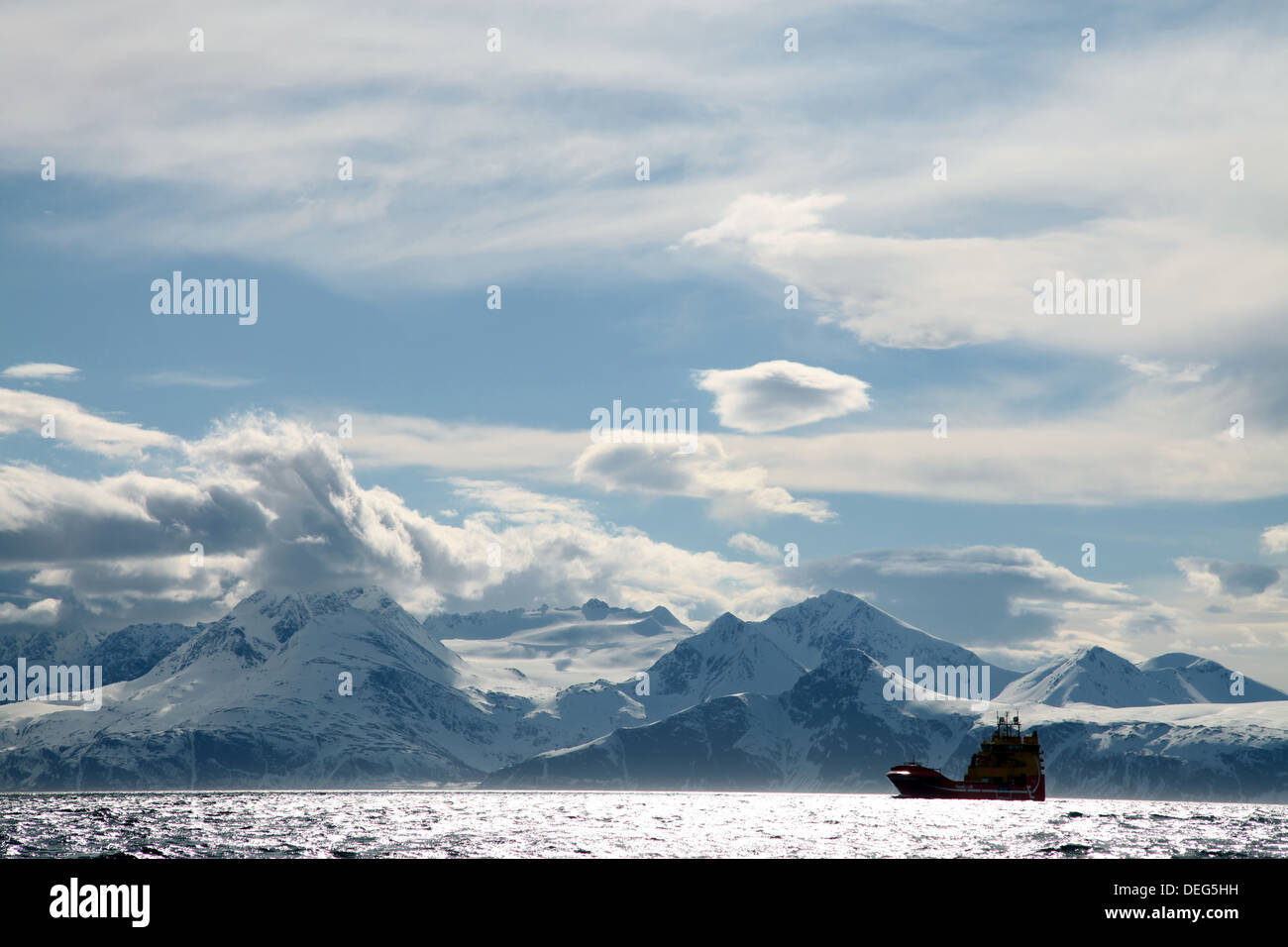 Küsten-Frachter und Lyngen Alpen, Troms, arktische Norwegen, Skandinavien, Europa Stockfoto