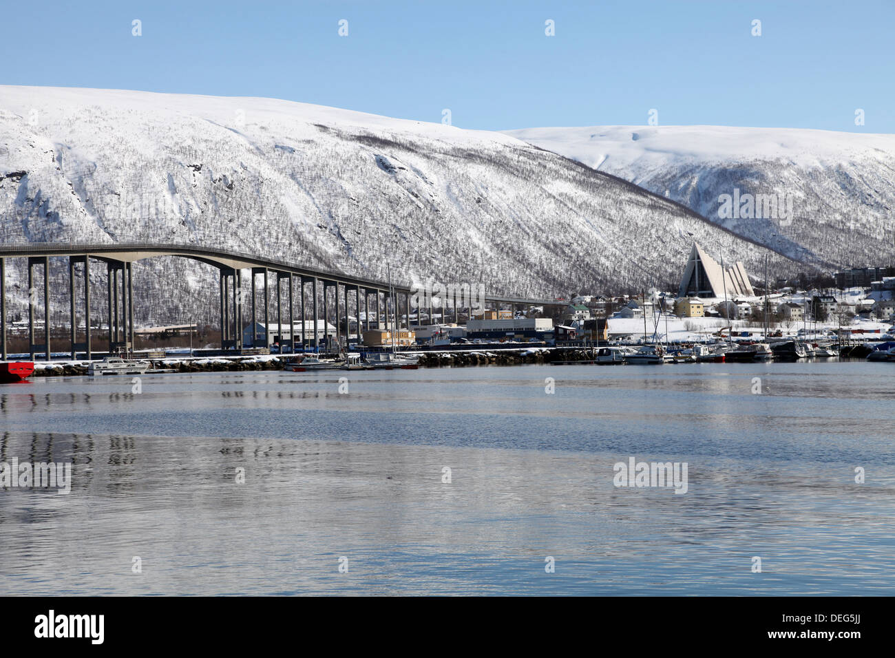 Tromsø-Brücke und die Kathedrale von der Arktis in Tromsdalen, Troms, Norwegen, Skandinavien, Europa Stockfoto