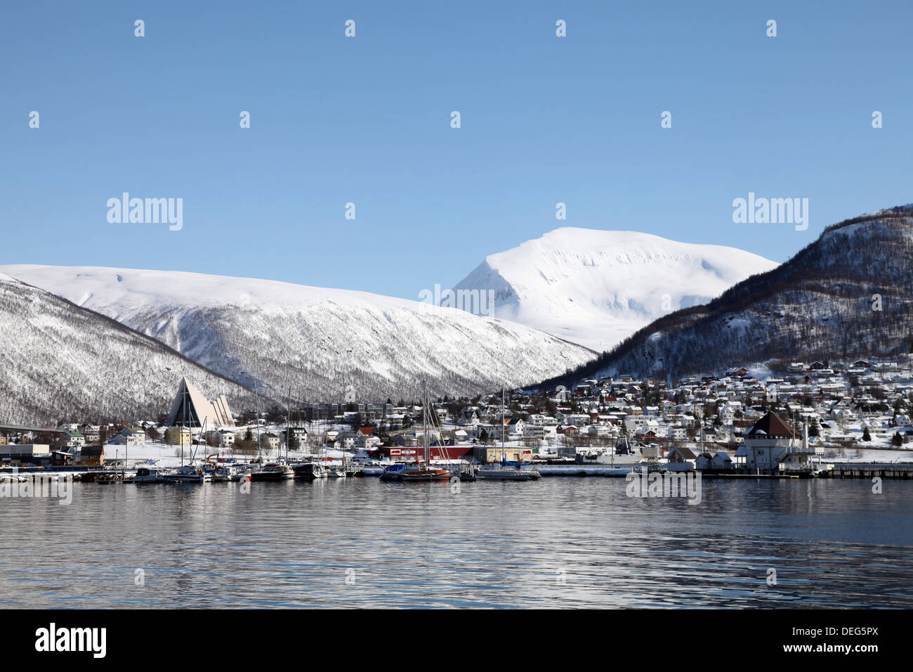 Tromsdalen und die Kathedrale der Arktis gegenüber Tromso, Troms, Norwegen, Skandinavien, Europa Stockfoto