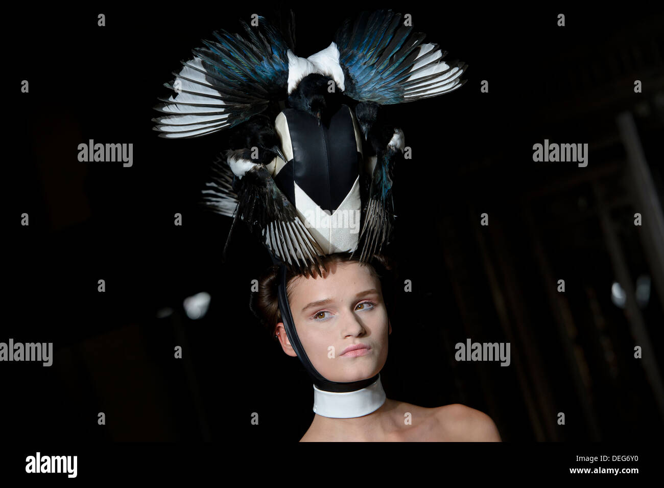Ein Model trägt eine Design erstellt von Pam Hogg während der London Fashion Week Frühjahr/Sommer 2014. Stockfoto