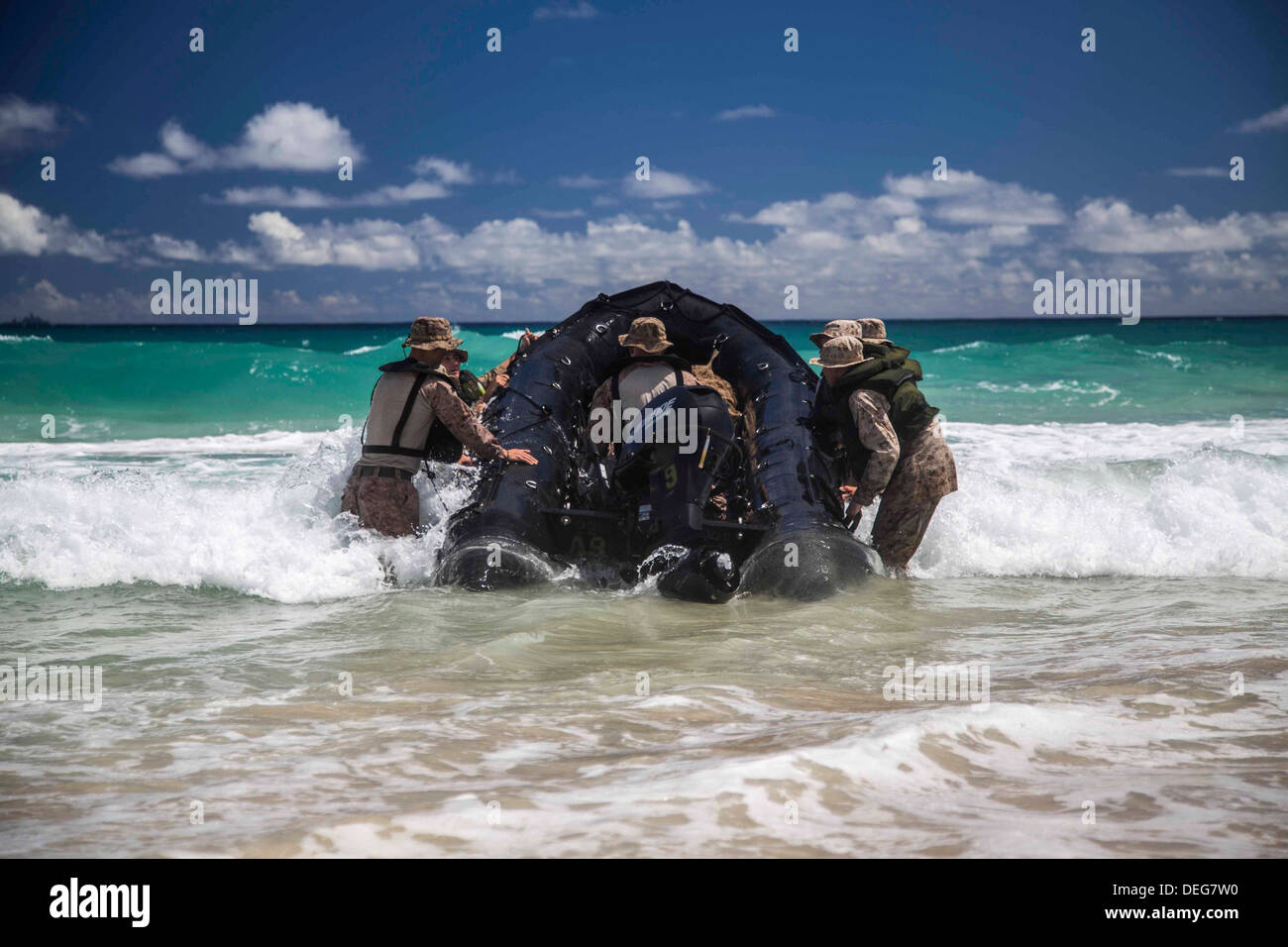 Ein US-Marine Battalion Landing Team führen auch Schulungen mit einem Kampf gegen Kautschuk Aufklärung Handwerk am Strand 30. August 2013 in Hawaii. Stockfoto