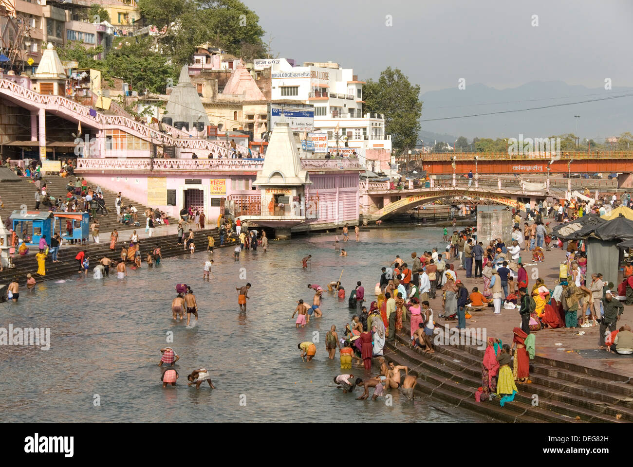 Tempel in Har-Ki-Pairi, am Ufer des Flusses Ganges, Haridwar, Uttarakhand, Indien, Asien Stockfoto
