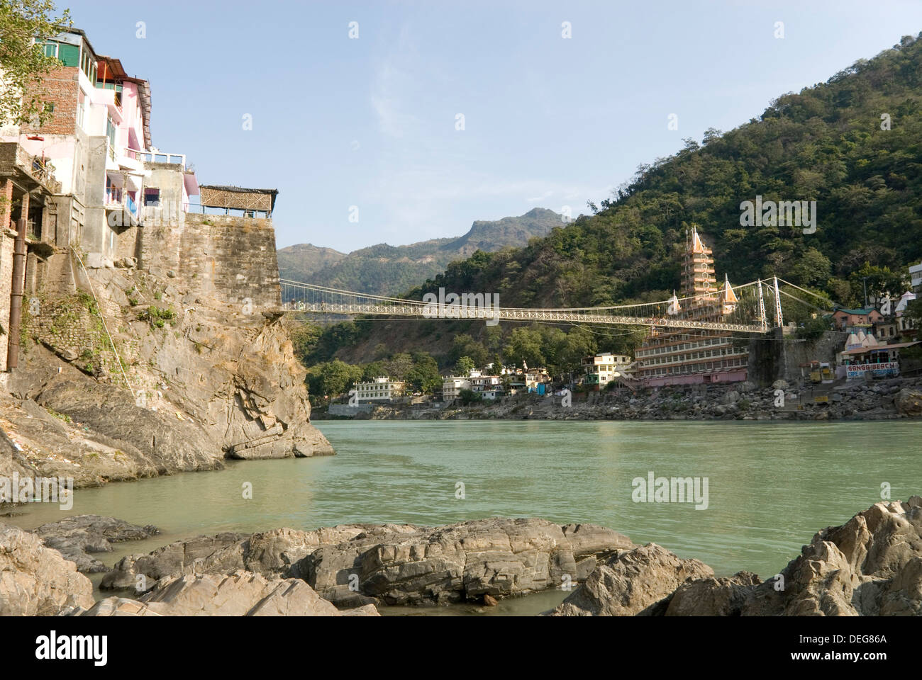 Ashrams am Ufer des Flusses Ganges, Lakshman Jhula, Rishikesh, Indien Stockfoto Ashrams am Ufer des Flusses Ganges, Lakshman Jhula, Rishikesh, Indien Stockfoto