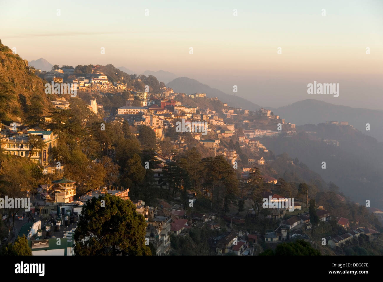Zeigen Sie südlich von Mussoorie im Abendlicht auf Ausläufer des Garwhal Himalaya, Uttarakhand, Indien, Asien an Stockfoto