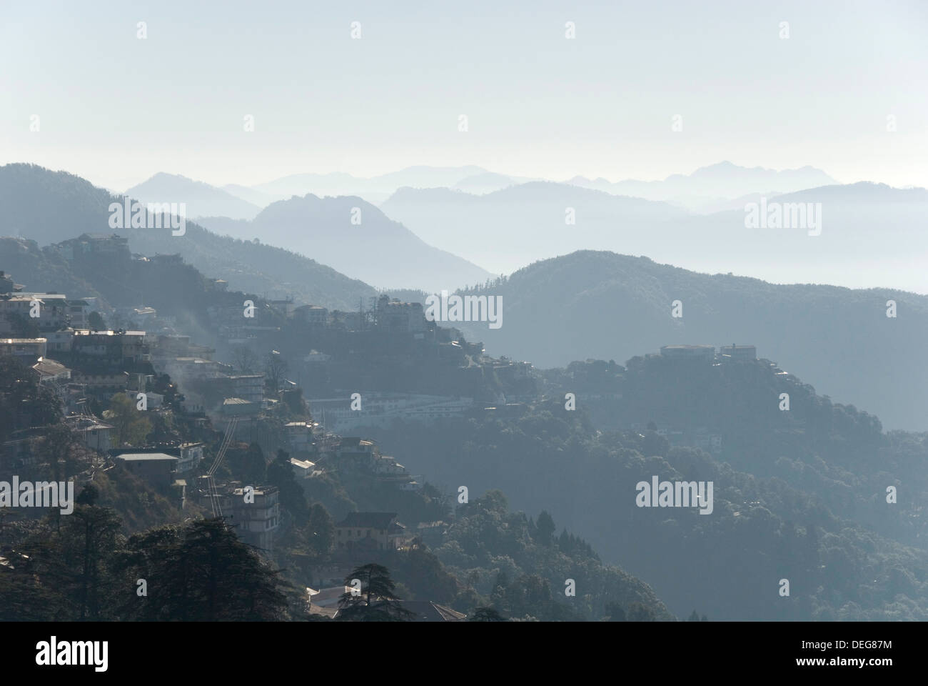 Südlich von Mussoorie Blick Morgennebel auf Ausläufer des Garwhal Himalaya, Uttarakhand, Indien, Asien Stockfoto