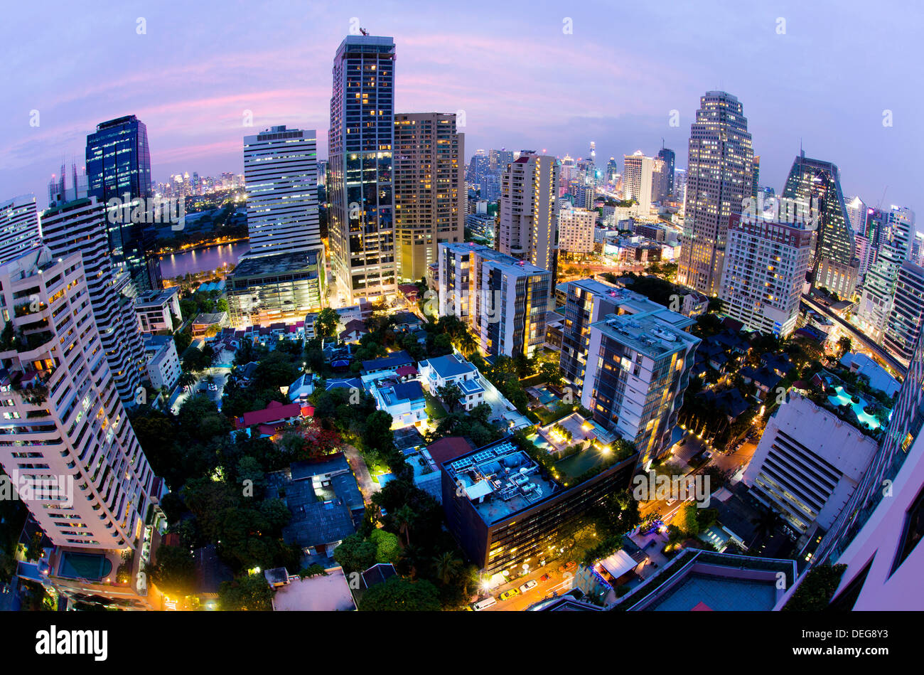 Fisheye Blick auf Bangkok bei Nacht von Rembrandt Hotel und Towers, 18 Sukhumvit, Bangkok, Thailand, Südostasien, Asien Stockfoto