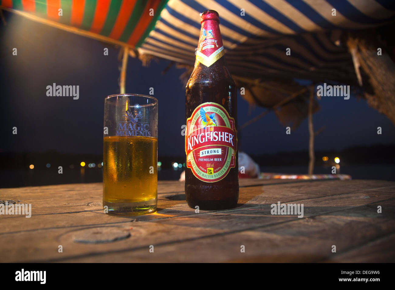 Bierflasche mit einem Glas am Tisch in einem Restaurant, Panaji, Goa, Indien Stockfoto