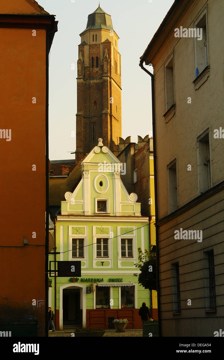 Kirche und altes Haus in der Old Town Market Square, Marktort. Niederschlesien, Polen Stockfoto