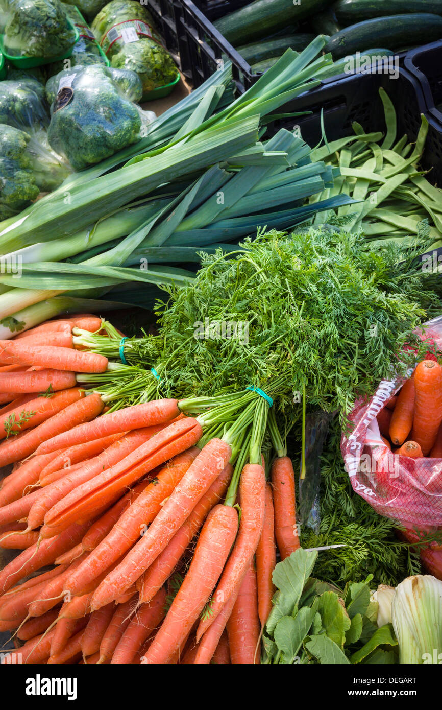 Eine Auswahl an Gemüse zum Verkauf an einen spanischen Farmers Market. Stockfoto
