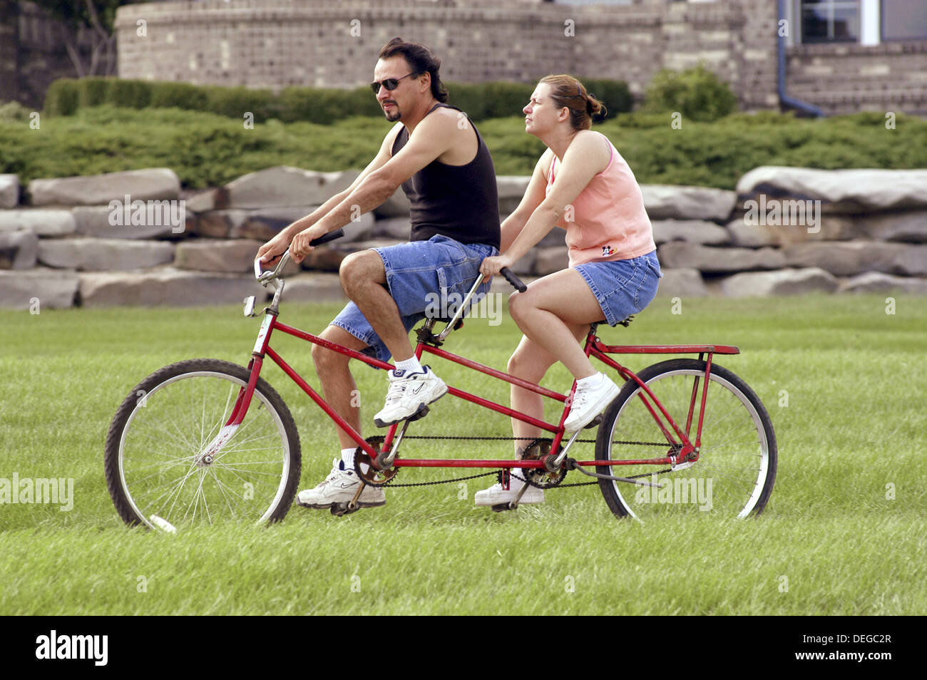 Ein tandem fahren -Fotos und -Bildmaterial in hoher Auflösung – Alamy