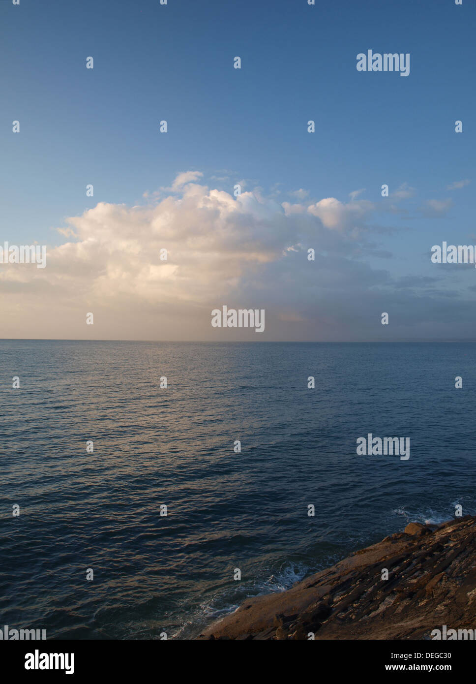 Wolken reflektieren im Meer, Cardigan Bay, Wales, UK. Stockfoto