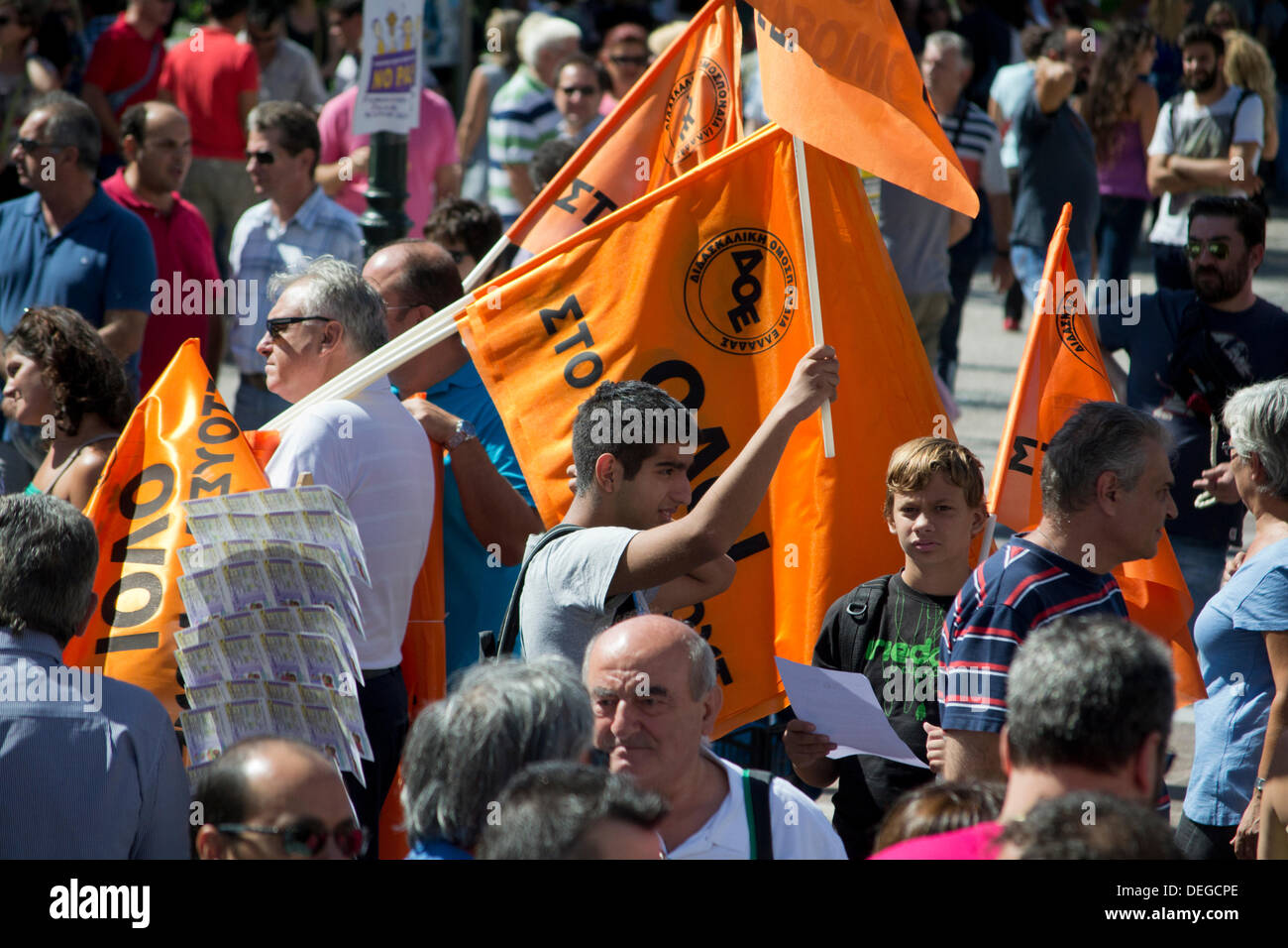 Athen, Griechenland, 18. September 2013. Griechischen öffentlichen Sektor geht auf 48 Stunden Streik gegen Entlassungen zu protestieren. Lehrer und Schüler halten die Lehrergewerkschaft die Fahnen. Bildnachweis: Nikolas Georgiou / Alamy Live News Stockfoto