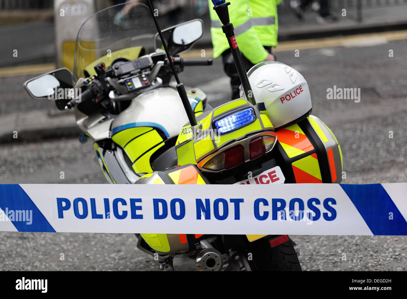 Polizist und Polizei Motorrad hinter Cordon Band bei einem Unfall oder Verbrechen-Szene Stockfoto