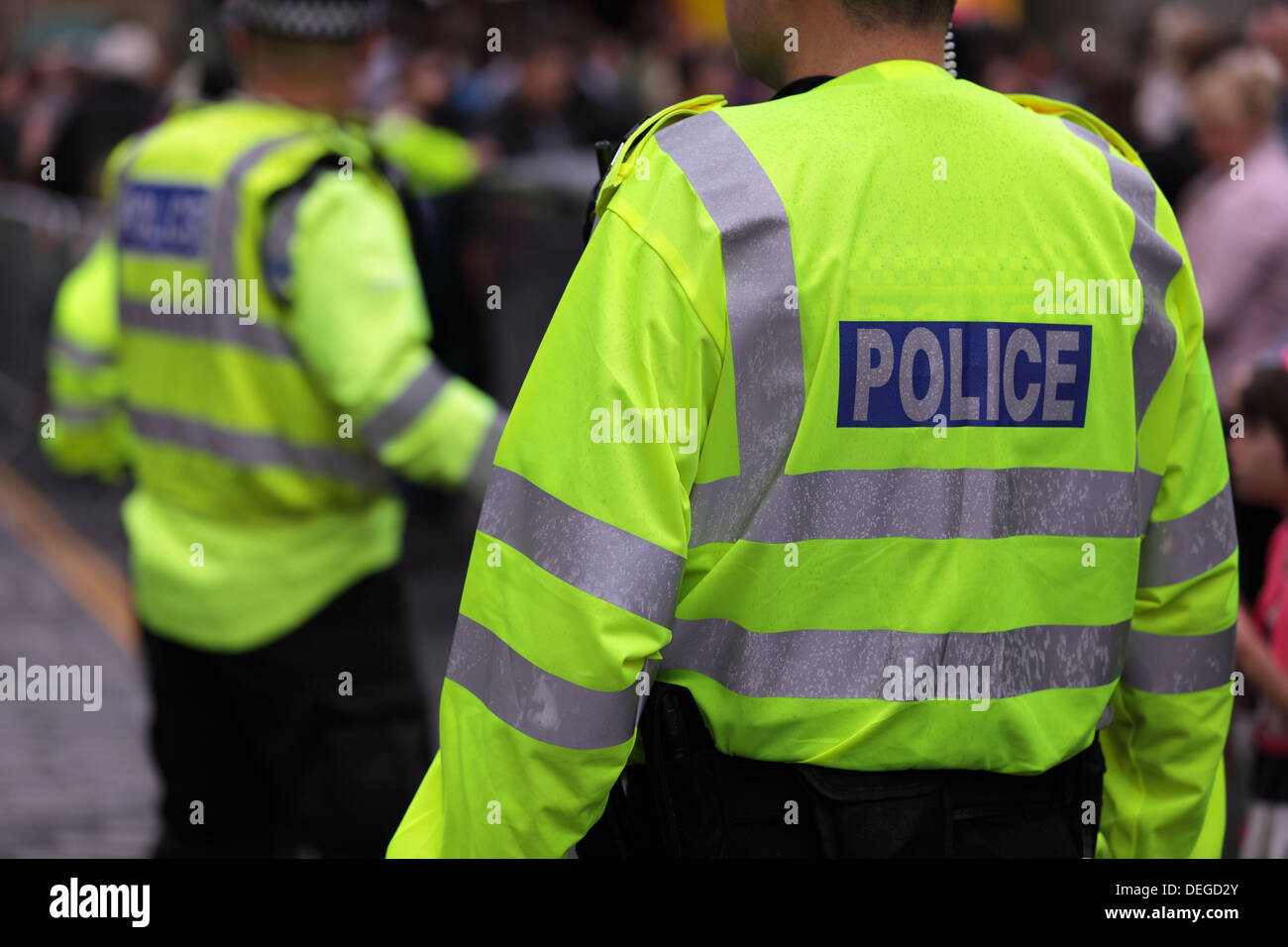 Polizei Sichtbarkeit Jacken polizeiliche Kontrolle von Menschenmengen bei einem UK-event Stockfoto
