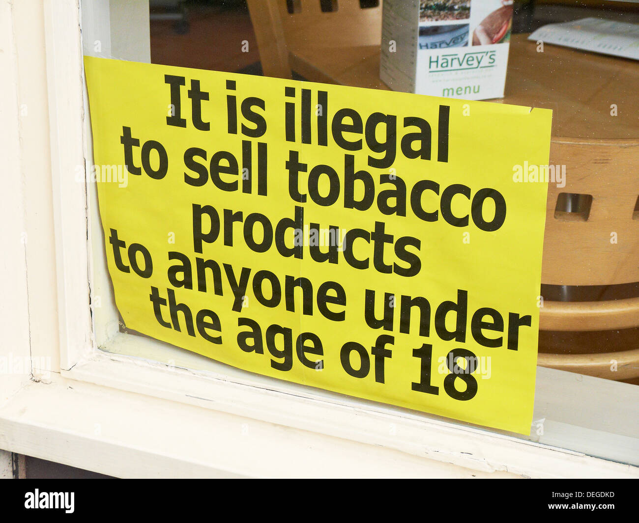 Illegalen Tabak unter 18 Zeichen im Shop Fenster Königreich zu verkaufen Stockfoto
