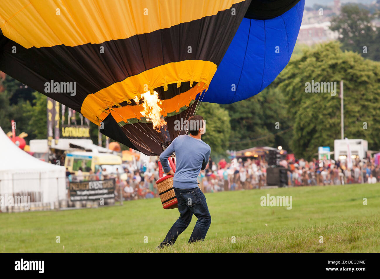 Heißluft-Ballon Fiesta Bristol in eine UK-Heißluft-Ballon-Festival, Bilder von Luftballons, Crew-Setup, verbrennen und abnehmen. Stockfoto