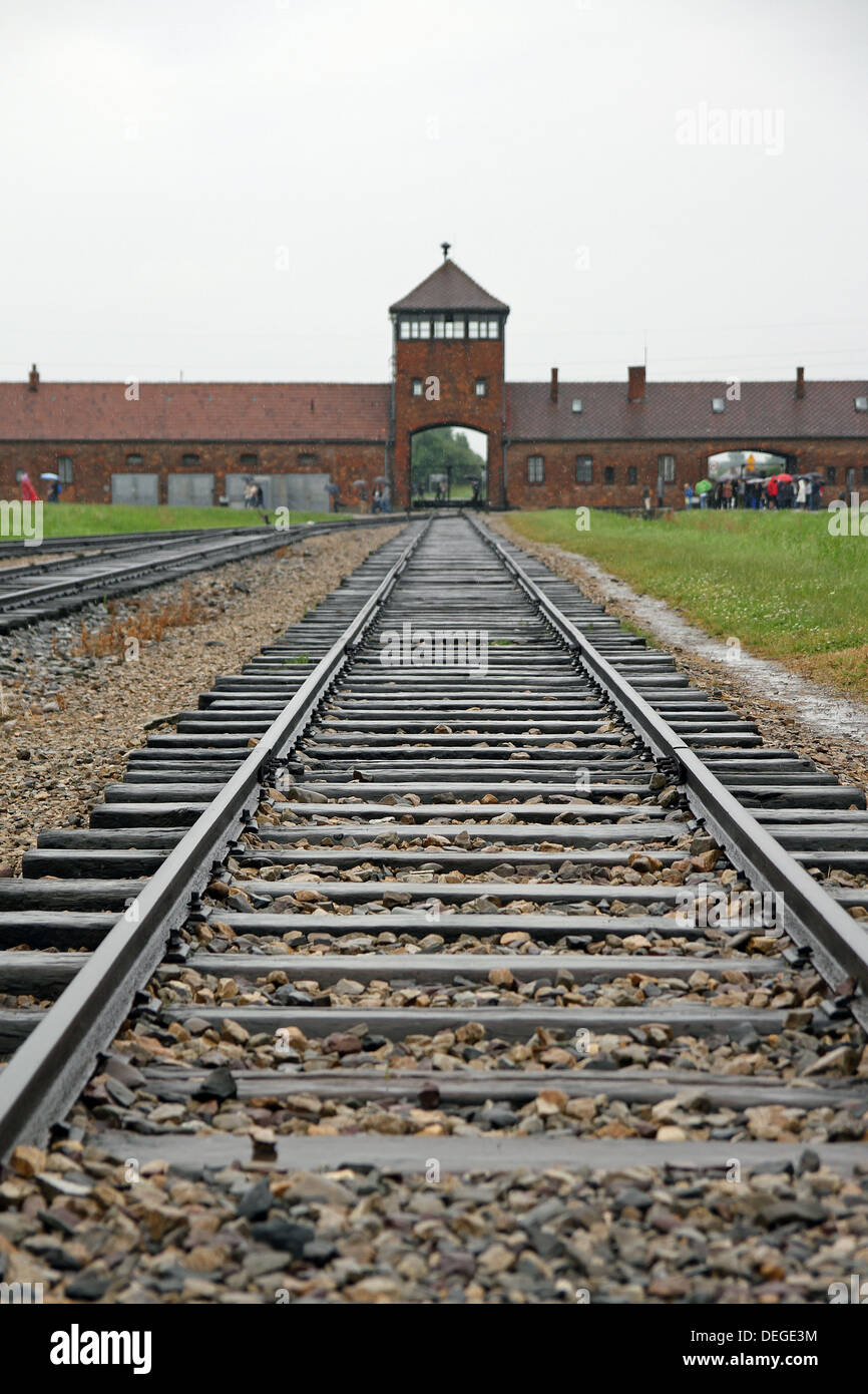 In der Ferne den Haupteingang zum Konzentrationslager Auschwitz Birkenau. Stockfoto