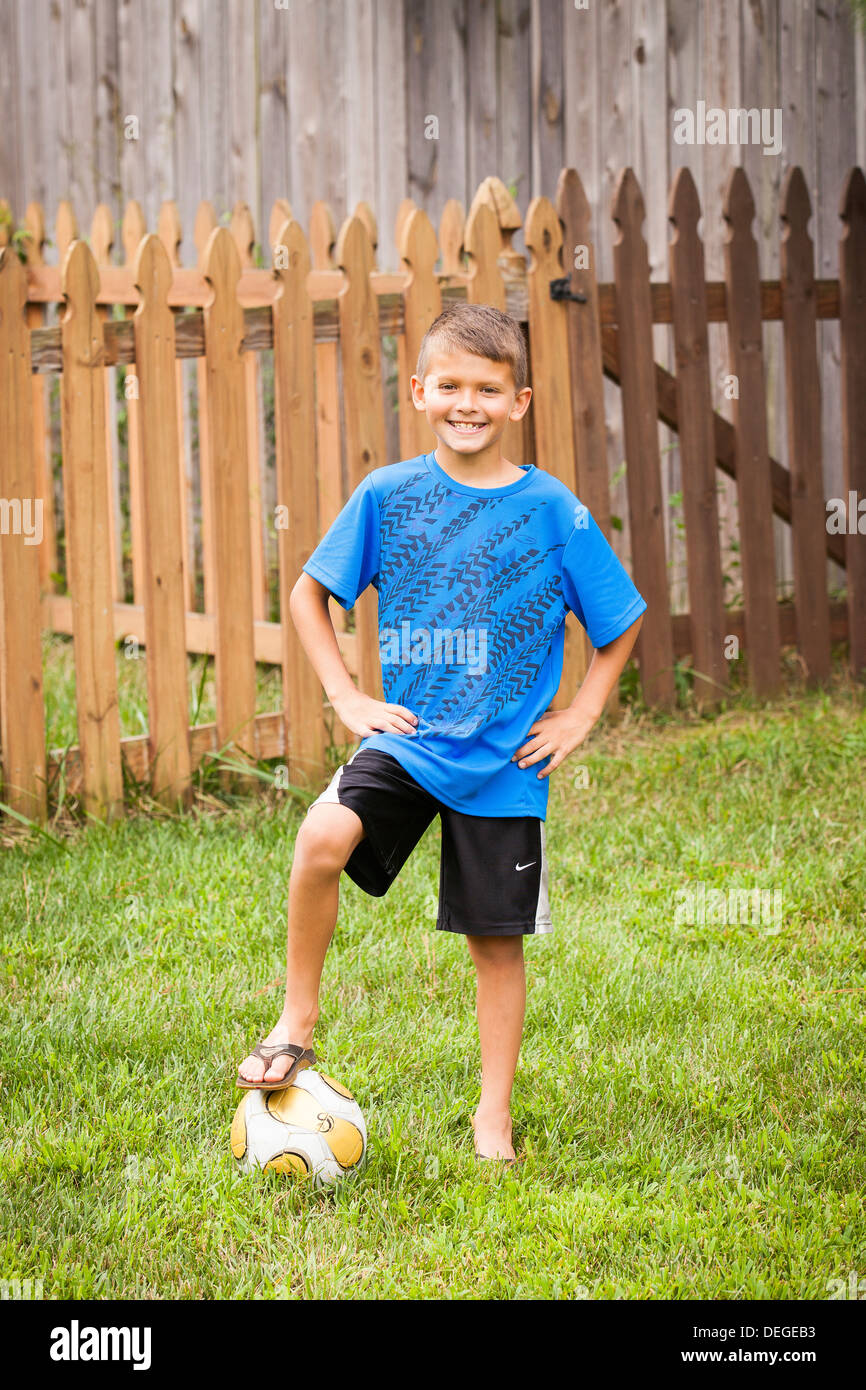 Junge mit Fußball Stockfoto