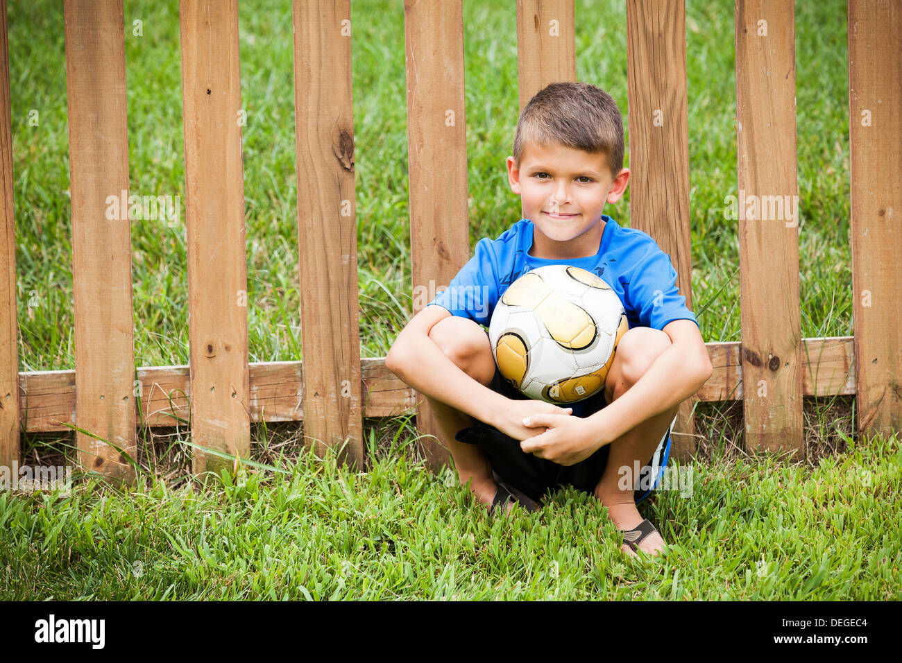 Junge mit Fussball ball Stockfoto