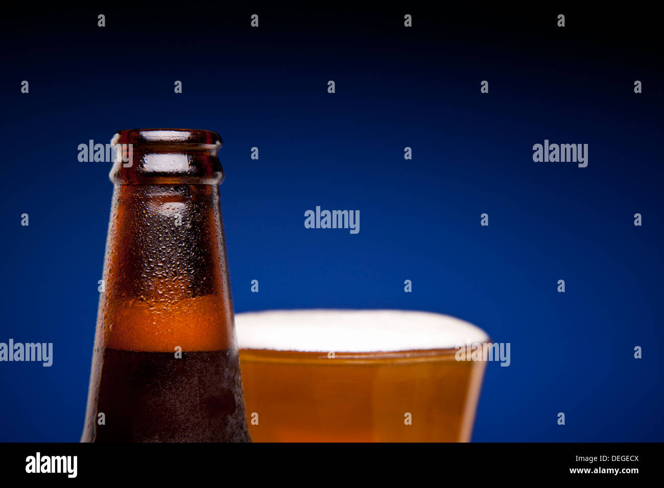 Eine Flasche Bier und ein volles Glas hautnah. Stockfoto