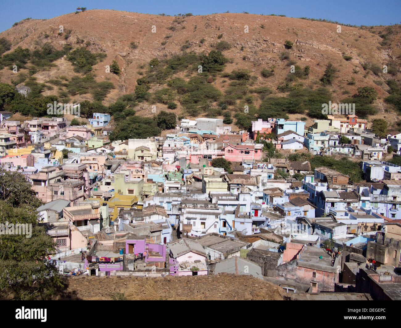 Hillside menschlicher Besiedlung in Durgapur, Rajasthan, Indien. Stockfoto