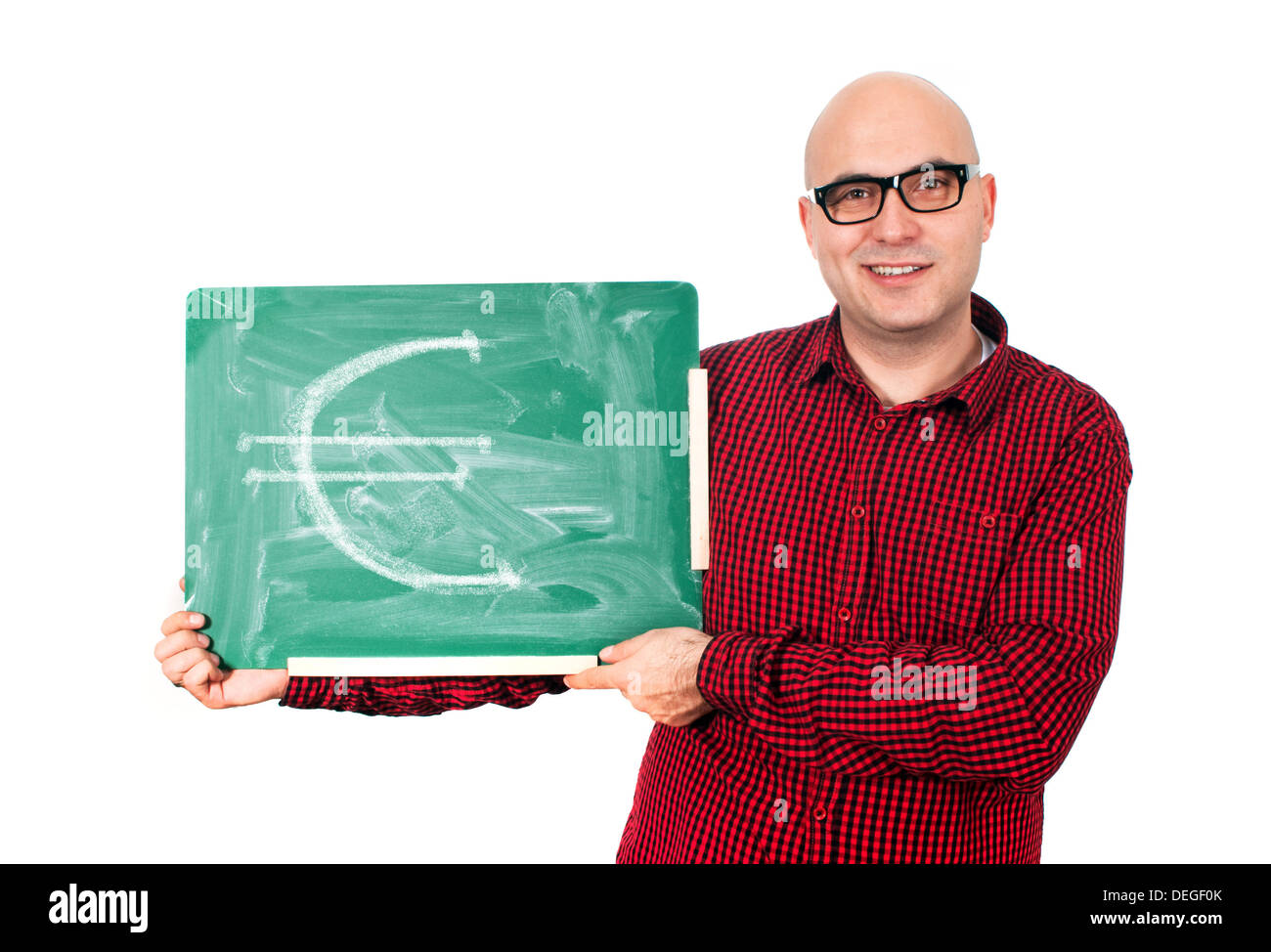 Junge Erwachsene Glatzkopf mit Brille hält eine kleine grüne Tafel mit Euro-Zeichen Stockfoto