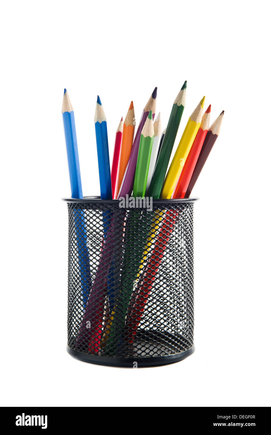 Kreide in Stiftebox. Bunte Holz Bleistifte in schwarz metallic Stiftebox auf einem weißen Hintergrund. Stockfoto