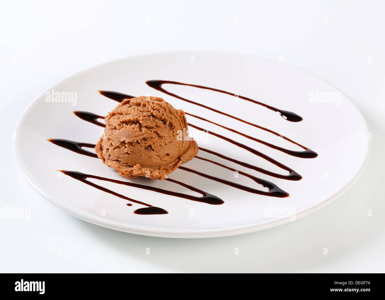 Kugel braun Eis mit Schokolade Sirup Stockfoto